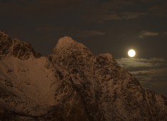 Moon and magic lights over Vagakallen, Lofoten. Photo: Stefan Linnerhag